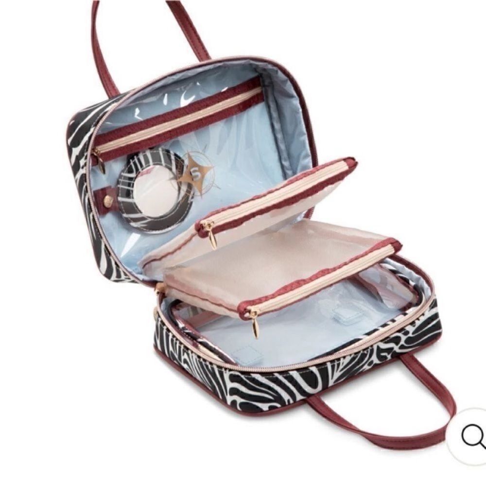 NWT Ricardo Beverly Hills
BOUTIQUE
makeup case